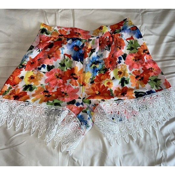 Floral Lace Shorts By Miin Size Small - Picture 2 of 8